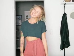 Julia_Juice Porno Video: Mein erstes mal Nackt vor der Kamera